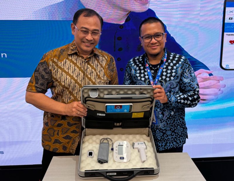 Chief Enterprise Business Officer XL Axiata, Feby Sallyanto (kanan) bersama Direktur Utama PT Alita Praya Mitra, Teguh Prasetya (kiri) melakukan seremoni peluncuran 