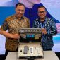 Chief Enterprise Business Officer XL Axiata, Feby Sallyanto (kanan) bersama Direktur Utama PT Alita Praya Mitra, Teguh Prasetya (kiri) melakukan seremoni peluncuran 