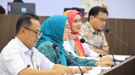 Pj. Wali Kota Bekasi Gani Muhamad bersama Pj. Ketua TP PKK Kota Bekasi Yolla Kusuma Williandari Gani dan jajaran Dinas Pengendalian Penduduk dan Keluarga Berencana (DPPKB) mengikuti wawancara oleh Tim Penilai secara online.
