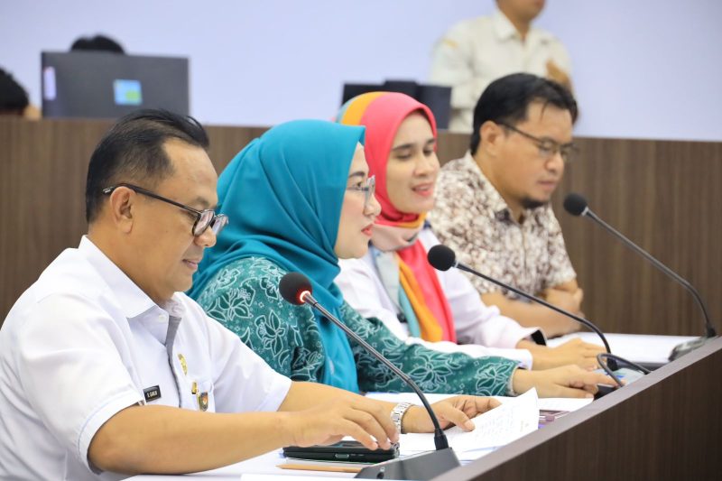 Pj. Wali Kota Bekasi Gani Muhamad bersama Pj. Ketua TP PKK Kota Bekasi Yolla Kusuma Williandari Gani dan jajaran Dinas Pengendalian Penduduk dan Keluarga Berencana (DPPKB) mengikuti wawancara oleh Tim Penilai secara online.