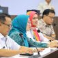 Pj. Wali Kota Bekasi Gani Muhamad bersama Pj. Ketua TP PKK Kota Bekasi Yolla Kusuma Williandari Gani dan jajaran Dinas Pengendalian Penduduk dan Keluarga Berencana (DPPKB) mengikuti wawancara oleh Tim Penilai secara online.