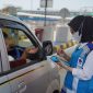 Petugas : Petugas jasa marga terlihat membantu transaksi e-toll guna untuk memperlancar penggunaan tol.