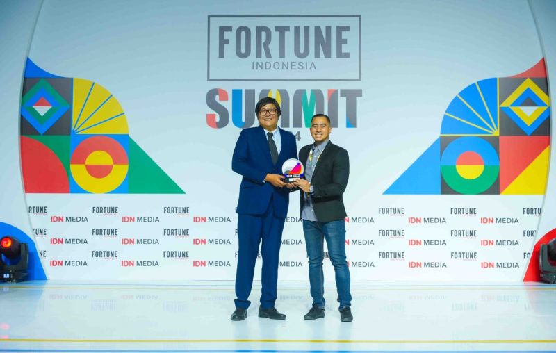 XL Axiata senantiasa berupaya keras dan maksimal dalam menjalankan bisnis, melayani pelanggan, dan sekaligus mendukung pemerintah dalam mewujudkan visi pembangunan nasional di bidang telekomunikasi. Selain itu, XL Axiata juga berusaha untuk selalu perduli dan membantu mengatasi problem sosial di masyarakat di mana perusahaan hidup dan berkembang.
