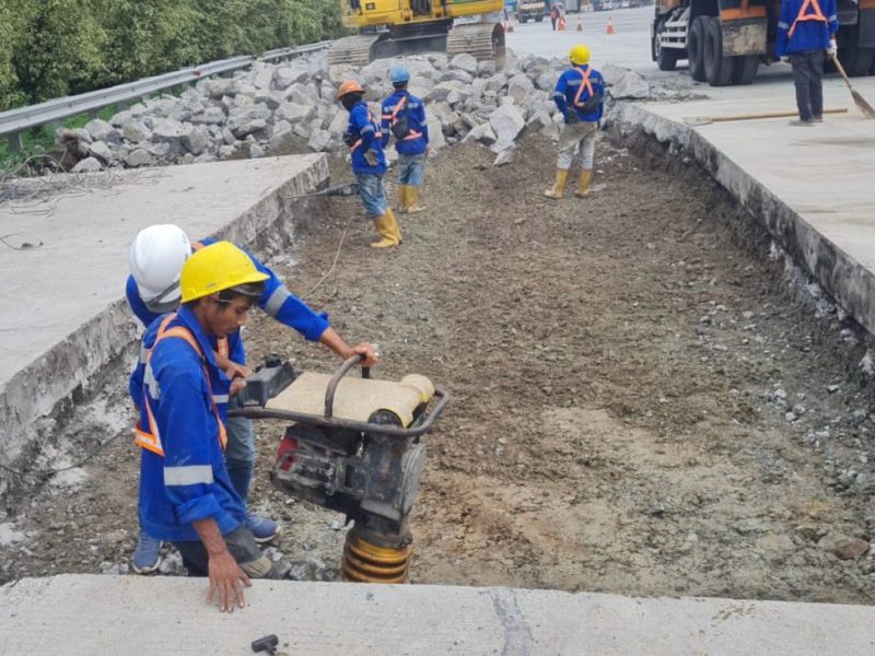 PT Jasamarga Tollroad Maintenance (JMTM) selaku service provider pemeliharaan jalan melakukan pemeliharaan rutin di Ruas Jalan Tol Jakarta-Cikampek.
