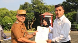 Pj. Wali Kota Bekasi Gani Muhamad menyerahkan secara simbolis Surat Keputusan untuk Pegawai Pemerintah dengan Perjanjian Kerja (PPPK) untuk Tenaga Pendidik dilingkungan Dinas Pendidikan untuk 550 orang, pada Selasa (26/03/2024).