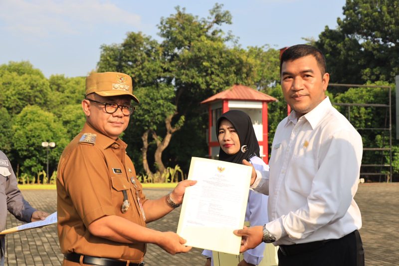 Pj. Wali Kota Bekasi Gani Muhamad menyerahkan secara simbolis Surat Keputusan untuk Pegawai Pemerintah dengan Perjanjian Kerja (PPPK) untuk Tenaga Pendidik dilingkungan Dinas Pendidikan untuk 550 orang, pada Selasa (26/03/2024).