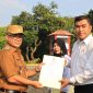 Pj. Wali Kota Bekasi Gani Muhamad menyerahkan secara simbolis Surat Keputusan untuk Pegawai Pemerintah dengan Perjanjian Kerja (PPPK) untuk Tenaga Pendidik dilingkungan Dinas Pendidikan untuk 550 orang, pada Selasa (26/03/2024).