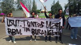 Puluhan massa berasal dari Aliansi Rakyat Bekasi (ARB) menggelar aksi unjuk rasa.
