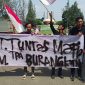 Puluhan massa berasal dari Aliansi Rakyat Bekasi (ARB) menggelar aksi unjuk rasa.
