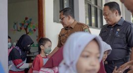 Kepala Dinas Pendidikan Kabupaten Bekasi, Imam Faturahman (kiri) pada saat kunjungan ke sekolah.