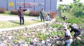 Normalisasi: Kepala Desa Muktiwari Bahrudin SE memantau sekaligus memberikan arahan kepada Aparatur Desa Muktiwari.