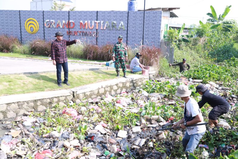 Normalisasi: Kepala Desa Muktiwari Bahrudin SE memantau sekaligus memberikan arahan kepada Aparatur Desa Muktiwari.