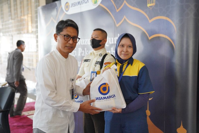 6.000 Paket Sembako dilaksanakan pada Rabu (27/03) di Masjid Ar Rahman, Kantor Pusat Jasa Marga.