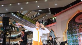 Lyodra menghibur pengunjung.