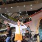 Lyodra menghibur pengunjung.