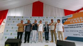Pj Bupati Bekasi Dani Ramdan didampingi Camat Cibitung, Encun Sunarto bersama jajaran PT. Metropolitan Land Tbk, meresmikan Groundbreaking Pembangunan Jembatan Desa Sukajaya-Wanajaya Kecamatan Cibitung Koridor Utara - Selatan, pada Sabtu (02/03/2024).