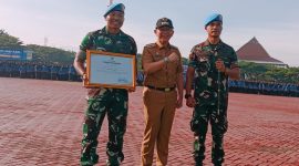 Pj Bupati Bekasi, Dani Ramdan bersama Kapten (Inf) Muhamad (kiri) dan Mayor N.Jacky Wohel, Komandan Detasemen 3 Grup A Paspampres (kanan), usai acara pemberian penghargaan di Plaza Pemda Kabupaten Bekasi.