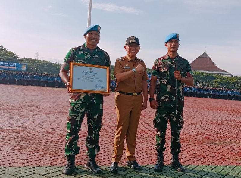 Pj Bupati Bekasi, Dani Ramdan bersama Kapten (Inf) Muhamad (kiri) dan Mayor N.Jacky Wohel, Komandan Detasemen 3 Grup A Paspampres (kanan), usai acara pemberian penghargaan di Plaza Pemda Kabupaten Bekasi.