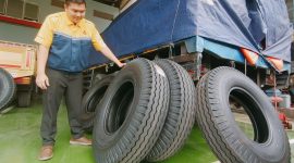 Servis Manager Sun Star Prima Motor Cikarang Benny Apriwendi mengecek Ban yang nantinya di hadirkan untuk pelanggan setia untuk mendapatkan diskon 10 persen, Kamis 7 Maret 2024. / Foto : Aziz rakyatjabarnews.com