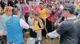 Penjabat Bupati Bekasi Dani Ramdan didampingi Kepala Dinas Perikanan Imam Santoso.