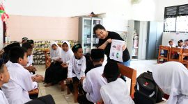 Lippo Cikarang Mengajar memberikan sosialisasi tentang bahaya penggunaan plastik dan dampaknya bagi lingkungan kepada lebih dari 150 siswa kelas 1, 2, dan 3 SDN Cicau 01 Cikarang Pusat.