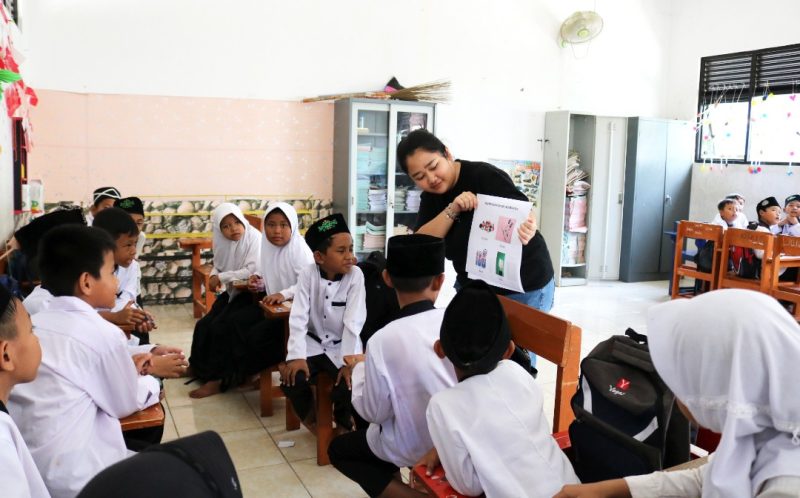 Lippo Cikarang Mengajar memberikan sosialisasi tentang bahaya penggunaan plastik dan dampaknya bagi lingkungan kepada lebih dari 150 siswa kelas 1, 2, dan 3 SDN Cicau 01 Cikarang Pusat.