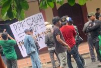 Saksi partai dan caleg menempelkan spanduk atas ketidak disiplinan waktu PPK Bekasi Selatan dalam menjalankan pleno rekapitulasi suara di Balai Pertemuan, Perumnas 1, Kayuringin Jaya, Bekasi Selatan.
