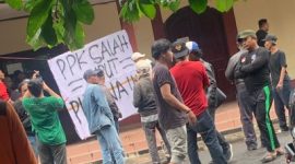 Saksi partai dan caleg menempelkan spanduk atas ketidak disiplinan waktu PPK Bekasi Selatan dalam menjalankan pleno rekapitulasi suara di Balai Pertemuan, Perumnas 1, Kayuringin Jaya, Bekasi Selatan.