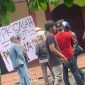 Saksi partai dan caleg menempelkan spanduk atas ketidak disiplinan waktu PPK Bekasi Selatan dalam menjalankan pleno rekapitulasi suara di Balai Pertemuan, Perumnas 1, Kayuringin Jaya, Bekasi Selatan.
