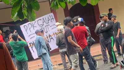 Saksi partai dan caleg menempelkan spanduk atas ketidak disiplinan waktu PPK Bekasi Selatan dalam menjalankan pleno rekapitulasi suara di Balai Pertemuan, Perumnas 1, Kayuringin Jaya, Bekasi Selatan.
