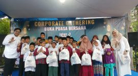 Berbagi : Kang Edoy selaku CEO Jalanduluaja.com berbagi rezeki dengan anak yatim, Minggu 24 Maret di Waterboom Lippo Cikarang. / aziz rakyatjabarnews.com