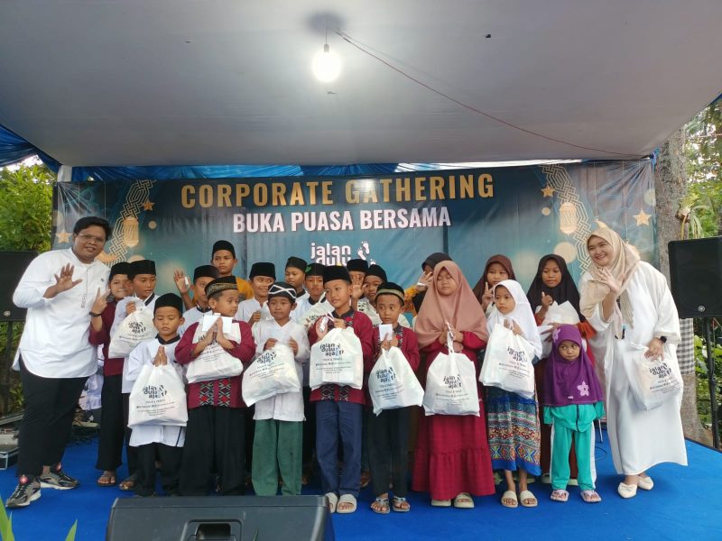 Berbagi : Kang Edoy selaku CEO Jalanduluaja.com berbagi rezeki dengan anak yatim, Minggu 24 Maret di Waterboom Lippo Cikarang. / aziz rakyatjabarnews.com