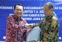Pj. Bupati Bekasi, Dani Ramdan secara resmi menyerahkan Laporan Keuangan Pemerintah Daerah (LKPD) Kabupaten Bekasi Tahun Anggaran 2023 Unaudited kepada BPK RI Perwakilan Provinsi Jawa Barat, di Kantor BPK RI Perwakilan Provinsi Jawa Barat, Kota Bandung, pada Kamis (28/3). Foto : Dokpim.

