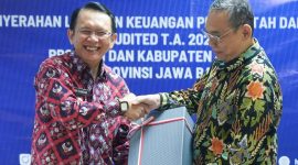 Pj. Bupati Bekasi, Dani Ramdan secara resmi menyerahkan Laporan Keuangan Pemerintah Daerah (LKPD) Kabupaten Bekasi Tahun Anggaran 2023 Unaudited kepada BPK RI Perwakilan Provinsi Jawa Barat, di Kantor BPK RI Perwakilan Provinsi Jawa Barat, Kota Bandung, pada Kamis (28/3). Foto : Dokpim.
