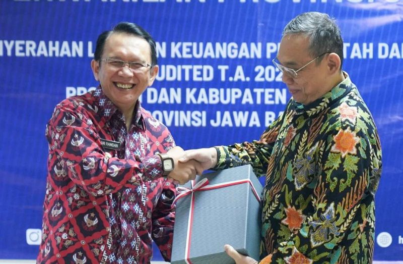 Pj. Bupati Bekasi, Dani Ramdan secara resmi menyerahkan Laporan Keuangan Pemerintah Daerah (LKPD) Kabupaten Bekasi Tahun Anggaran 2023 Unaudited kepada BPK RI Perwakilan Provinsi Jawa Barat, di Kantor BPK RI Perwakilan Provinsi Jawa Barat, Kota Bandung, pada Kamis (28/3). Foto : Dokpim.
