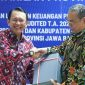 Pj. Bupati Bekasi, Dani Ramdan secara resmi menyerahkan Laporan Keuangan Pemerintah Daerah (LKPD) Kabupaten Bekasi Tahun Anggaran 2023 Unaudited kepada BPK RI Perwakilan Provinsi Jawa Barat, di Kantor BPK RI Perwakilan Provinsi Jawa Barat, Kota Bandung, pada Kamis (28/3). Foto : Dokpim.
