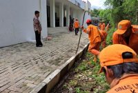 Giat : Menjelang Pemilu 2024, Unit Pelaksana Teknis Daerah (UPTD) wilayah V Dinas Lingkungan Hidup Kabupaten Bekasi melaksanakan aksi bersih-bersih di area Kantor Komisi Pemilihan Umum Daerah (KPUD) Kabupaten Bekasi.