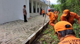 Giat : Menjelang Pemilu 2024, Unit Pelaksana Teknis Daerah (UPTD) wilayah V Dinas Lingkungan Hidup Kabupaten Bekasi melaksanakan aksi bersih-bersih di area Kantor Komisi Pemilihan Umum Daerah (KPUD) Kabupaten Bekasi.