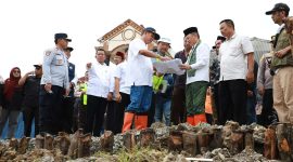 Meninjau : Penjabat Bupati Bekasi, Dani Ramdan meninjau lokasi longsor di Desa Sukamukti, Kecamatan Bojongmangu, Kabupaten Bekasi.