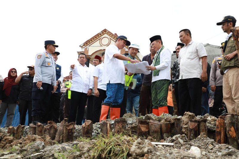 Meninjau : Penjabat Bupati Bekasi, Dani Ramdan meninjau lokasi longsor di Desa Sukamukti, Kecamatan Bojongmangu, Kabupaten Bekasi.