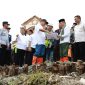Meninjau : Penjabat Bupati Bekasi, Dani Ramdan meninjau lokasi longsor di Desa Sukamukti, Kecamatan Bojongmangu, Kabupaten Bekasi.