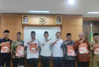 MoU : Pemkab Bekasi melalui Badan Kesatuan Bangsa dan Politik (Bakesbangpol) melaksanakan Penandatanganan Naskah Perjanjian Hibah Daerah (NPHD) pada tiga Organisasi Kemasyarakatan (Ormas) Kabupaten Bekasi Tahun 2024 di Ruang Rapat KH Ma'mun Nawawi, Komplek Pemkab, Kecamatan Cikarang Pusat, Rabu (20/3/2024).
