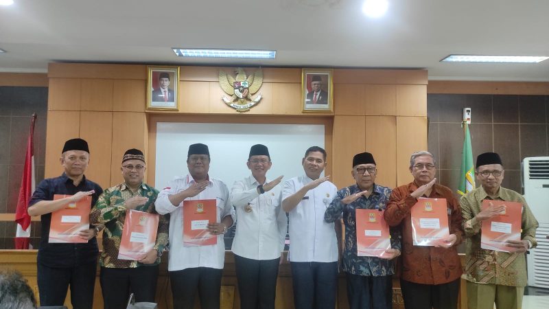 MoU : Pemkab Bekasi melalui Badan Kesatuan Bangsa dan Politik (Bakesbangpol) melaksanakan Penandatanganan Naskah Perjanjian Hibah Daerah (NPHD) pada tiga Organisasi Kemasyarakatan (Ormas) Kabupaten Bekasi Tahun 2024 di Ruang Rapat KH Ma'mun Nawawi, Komplek Pemkab, Kecamatan Cikarang Pusat, Rabu (20/3/2024).
