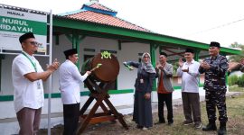 Bedah Mushola : Asisten Pemerintahan dan Kesra (Asda 1) Setda Kabupaten Bekasi, Sri Enny Mainiarti, meresmikan Mushola Nurul Hidayah yang dibangun Baznas RI.