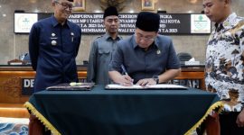 Penyerahan LKPJ Wali Kota Cirebon
