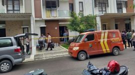 Foto: Rumah TKP anak dibunuh ibu kandung sendiri di Bekasi dipasangi garis polisi.