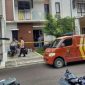 Foto: Rumah TKP anak dibunuh ibu kandung sendiri di Bekasi dipasangi garis polisi.