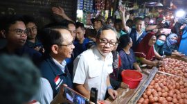 Menteri Perdagangan (Mendag) Zulkifli Hasan meninjau stok sejumlah komoditas pokok di Pasar Tambun, Jl. Sultan Hasanudin Kecamatan Tambun Selatan, pada Sabtu (23/03/2024). 