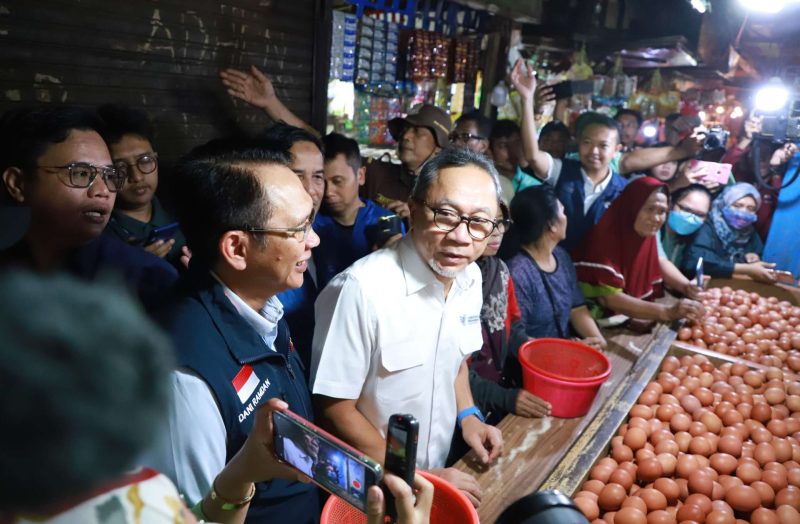 Menteri Perdagangan (Mendag) Zulkifli Hasan meninjau stok sejumlah komoditas pokok di Pasar Tambun, Jl. Sultan Hasanudin Kecamatan Tambun Selatan, pada Sabtu (23/03/2024). 