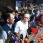 Menteri Perdagangan (Mendag) Zulkifli Hasan meninjau stok sejumlah komoditas pokok di Pasar Tambun, Jl. Sultan Hasanudin Kecamatan Tambun Selatan, pada Sabtu (23/03/2024). 